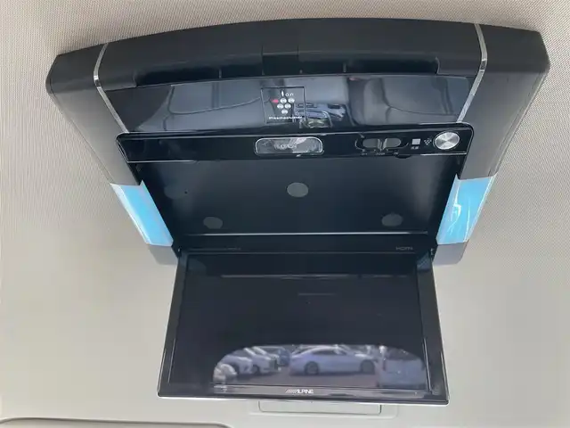 三菱 アウトランダー ＰＨＥＶ G 岡山県 2018(平30)年 7.5万km シルキーホワイト 登録時走行距離：　74184km/禁煙車/全方位カメラ/純正ナビ(型番：CN-H500WD)/　(CD/DVD/フルセグTV/Bluetooth)/フリップダウンモニター/ルーフキャリア/クルーズコントロール(追従走行あり)/衝突被害軽減システム/車線逸脱警報（レーンキープアシスト）/コーナーセンサー/後側方車両検知警報(ブラインドスポットモニター)/ETC/ルーフラック/Clazzioレザー調シートカバー/シートヒーター/パワーシート/パワーバックドア/ステアリングヒーター/革巻きステアリング/ステアリングスイッチ/純正LEDヘッドライト/フォグライト/オートライト/プッシュスタート/スマートキー/スペアキー/パドルシフト/アイドリングストップ/純正アルミホイール 18インチ/電動格納ミラー/純正フロアマット/横滑防止装置/盗難防止装置