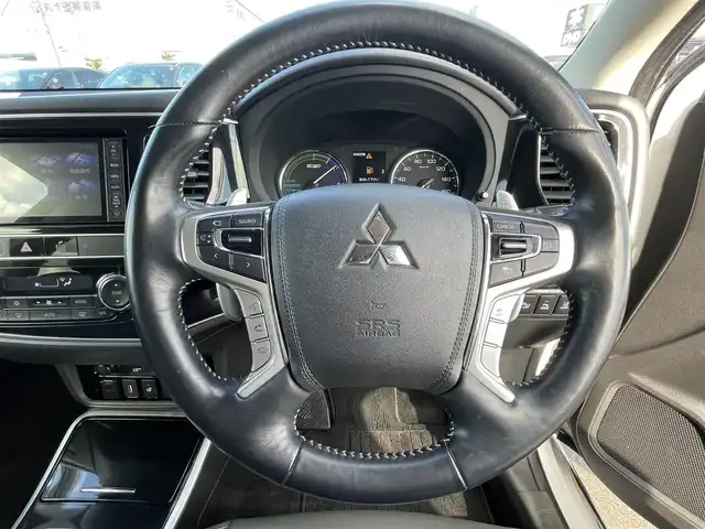 三菱 アウトランダー ＰＨＥＶ G 岡山県 2018(平30)年 7.5万km シルキーホワイト 登録時走行距離：　74184km/禁煙車/全方位カメラ/純正ナビ(型番：CN-H500WD)/　(CD/DVD/フルセグTV/Bluetooth)/フリップダウンモニター/ルーフキャリア/クルーズコントロール(追従走行あり)/衝突被害軽減システム/車線逸脱警報（レーンキープアシスト）/コーナーセンサー/後側方車両検知警報(ブラインドスポットモニター)/ETC/ルーフラック/Clazzioレザー調シートカバー/シートヒーター/パワーシート/パワーバックドア/ステアリングヒーター/革巻きステアリング/ステアリングスイッチ/純正LEDヘッドライト/フォグライト/オートライト/プッシュスタート/スマートキー/スペアキー/パドルシフト/アイドリングストップ/純正アルミホイール 18インチ/電動格納ミラー/純正フロアマット/横滑防止装置/盗難防止装置