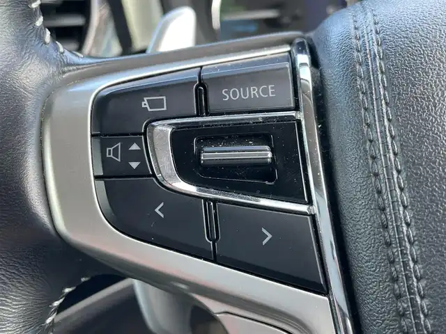 三菱 アウトランダー ＰＨＥＶ G 岡山県 2018(平30)年 7.5万km シルキーホワイト 登録時走行距離：　74184km/禁煙車/全方位カメラ/純正ナビ(型番：CN-H500WD)/　(CD/DVD/フルセグTV/Bluetooth)/フリップダウンモニター/ルーフキャリア/クルーズコントロール(追従走行あり)/衝突被害軽減システム/車線逸脱警報（レーンキープアシスト）/コーナーセンサー/後側方車両検知警報(ブラインドスポットモニター)/ETC/ルーフラック/Clazzioレザー調シートカバー/シートヒーター/パワーシート/パワーバックドア/ステアリングヒーター/革巻きステアリング/ステアリングスイッチ/純正LEDヘッドライト/フォグライト/オートライト/プッシュスタート/スマートキー/スペアキー/パドルシフト/アイドリングストップ/純正アルミホイール 18インチ/電動格納ミラー/純正フロアマット/横滑防止装置/盗難防止装置