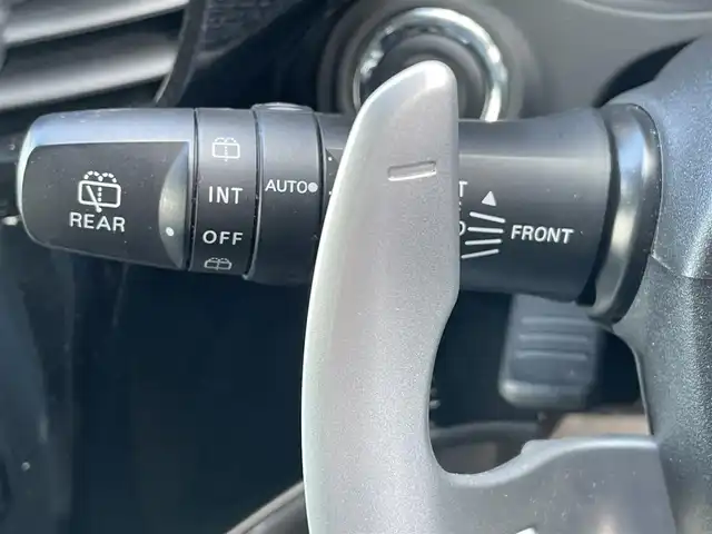 三菱 アウトランダー ＰＨＥＶ G 岡山県 2018(平30)年 7.5万km シルキーホワイト 登録時走行距離：　74184km/禁煙車/全方位カメラ/純正ナビ(型番：CN-H500WD)/　(CD/DVD/フルセグTV/Bluetooth)/フリップダウンモニター/ルーフキャリア/クルーズコントロール(追従走行あり)/衝突被害軽減システム/車線逸脱警報（レーンキープアシスト）/コーナーセンサー/後側方車両検知警報(ブラインドスポットモニター)/ETC/ルーフラック/Clazzioレザー調シートカバー/シートヒーター/パワーシート/パワーバックドア/ステアリングヒーター/革巻きステアリング/ステアリングスイッチ/純正LEDヘッドライト/フォグライト/オートライト/プッシュスタート/スマートキー/スペアキー/パドルシフト/アイドリングストップ/純正アルミホイール 18インチ/電動格納ミラー/純正フロアマット/横滑防止装置/盗難防止装置