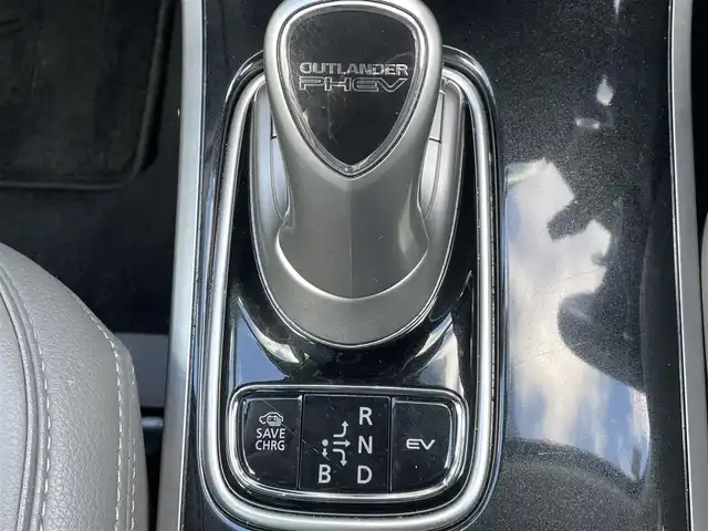 三菱 アウトランダー ＰＨＥＶ G 岡山県 2018(平30)年 7.5万km シルキーホワイト 登録時走行距離：　74184km/禁煙車/全方位カメラ/純正ナビ(型番：CN-H500WD)/　(CD/DVD/フルセグTV/Bluetooth)/フリップダウンモニター/ルーフキャリア/クルーズコントロール(追従走行あり)/衝突被害軽減システム/車線逸脱警報（レーンキープアシスト）/コーナーセンサー/後側方車両検知警報(ブラインドスポットモニター)/ETC/ルーフラック/Clazzioレザー調シートカバー/シートヒーター/パワーシート/パワーバックドア/ステアリングヒーター/革巻きステアリング/ステアリングスイッチ/純正LEDヘッドライト/フォグライト/オートライト/プッシュスタート/スマートキー/スペアキー/パドルシフト/アイドリングストップ/純正アルミホイール 18インチ/電動格納ミラー/純正フロアマット/横滑防止装置/盗難防止装置