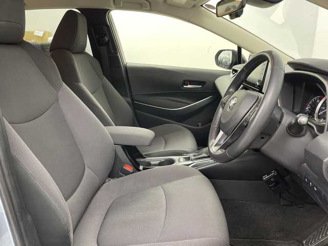 トヨタ カローラツーリング ハイブリッド S 道央・札幌 2020(令2)年 9.8万km セレスタイトグレーメタリック ・4WD/寒冷地仕様/・純正ディスプレイオーディオ/・AppleCarPlay/AndoroidAuto/・Bluetooth接続/・バックカメラ/ETC/・トヨタセーフティセンス/・プリクラッシュセーフティ/・レーダークルーズコントロール/・ブラインドスポットモニター/・LEDオートライト/・オートマチックハイビーム/・前後ドライブレコーダー/・ステアリングスイッチ/・AC100V電源/・スマートキー/スペアキー/・積込夏タイヤ純正AWセット