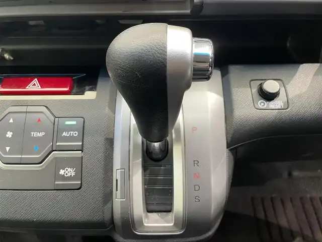 ホンダ ステップワゴン スパーダ Z 鹿児島県 2014(平26)年 7.1万km スーパープラチナメタリック 禁煙車　/純正9インチナビ/バックカメラ　/クルーズコントロール　/無限エアロ　/パドルシフト　/両側パワースライドドア　/ＥＴＣ　/フロアマット　/純正アルミホイール　/ドアバイザー/ＨＩＤヘッドライト　/フォグランプ　/電格ミラー