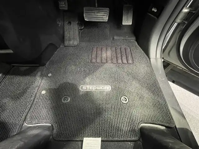 ホンダ ステップワゴン スパーダ Z 鹿児島県 2014(平26)年 7.1万km スーパープラチナメタリック 禁煙車　/純正9インチナビ/バックカメラ　/クルーズコントロール　/無限エアロ　/パドルシフト　/両側パワースライドドア　/ＥＴＣ　/フロアマット　/純正アルミホイール　/ドアバイザー/ＨＩＤヘッドライト　/フォグランプ　/電格ミラー