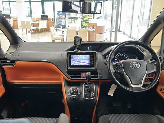 トヨタ ヴォクシー ZS 道央・札幌 2015(平27)年 12.3万km ブラック ・ワンオーナー/・4WD/・寒冷地仕様/・純正ナビ/ワンセグTV/CD/SD/・純正エンジンスターター/・左側パワースライドドア/・アイドリングストップ/・ワイパーデアイサー/・横滑り防止/・LEDヘッドライト/・フロントフォグ/・プッシュスタート/・スマートキー/・ドアバイザー/・電格ミラー/・夏タイヤ純正16インチAW積込