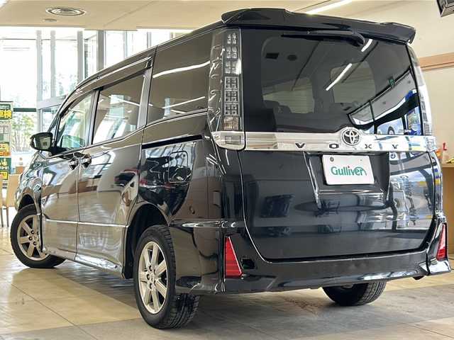 トヨタ ヴォクシー ZS 道央・札幌 2015(平27)年 12.3万km ブラック ・ワンオーナー/・4WD/・寒冷地仕様/・純正ナビ/ワンセグTV/CD/SD/・純正エンジンスターター/・左側パワースライドドア/・アイドリングストップ/・ワイパーデアイサー/・横滑り防止/・LEDヘッドライト/・フロントフォグ/・プッシュスタート/・スマートキー/・ドアバイザー/・電格ミラー/・夏タイヤ純正16インチAW積込