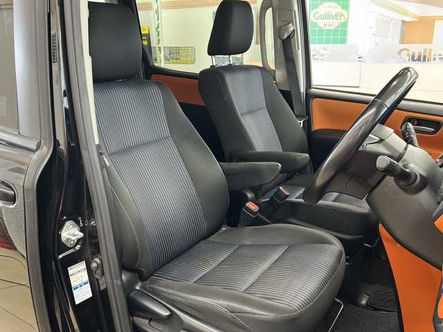 トヨタ ヴォクシー ZS 道央・札幌 2015(平27)年 12.3万km ブラック ・ワンオーナー/・4WD/・寒冷地仕様/・純正ナビ/ワンセグTV/CD/SD/・純正エンジンスターター/・左側パワースライドドア/・アイドリングストップ/・ワイパーデアイサー/・横滑り防止/・LEDヘッドライト/・フロントフォグ/・プッシュスタート/・スマートキー/・ドアバイザー/・電格ミラー/・夏タイヤ純正16インチAW積込