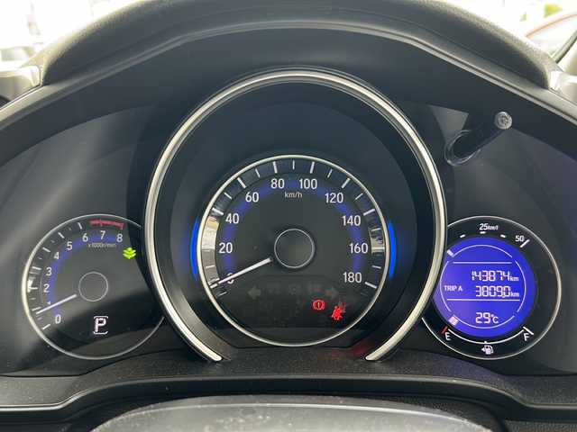ホンダ フィット 13G Fパッケージ 神奈川県 2016(平28)年 14.3万km プレミアムホワイトパールⅡ ワンオーナー/ナビ（SD/CD/DVD/BT/TV）/バックカメラ/ETC/横滑り防止装置/盗難防止装置/純正フロアマット/電動格納ウィンカーミラー/ステアリングスイッチ/取扱説明書/保証書/スペアキー×１