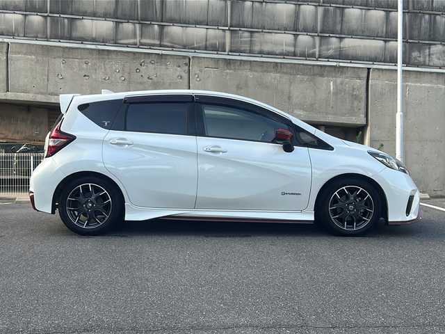 日産 ノート e－パワー ニスモ 愛知県 2018(平30)年 3.3万km ブリリアントホワイトパール ワンオーナー/社外SDナビ(AVIC-RZ091)/フルセグTV・CD・DVD・SD・Bluetooth・USB/インテリジェントエマージェンシーブレーキ/パーキングアシストシステム/車両接近通報システム/車線維持支援システム/ニスモシフトノブ/LEDヘッドライト/フォグライト/オートライト/ステアリングスイッチ/クリアランスソナー/純正16インチアルミホイール/室内灯LEDライト/ETC/スマートキー/プッシュスタート/純正ドアバイザー/純正フロアマット/電度格納ミラー/保証書/取扱説明書/スペアスマートキー