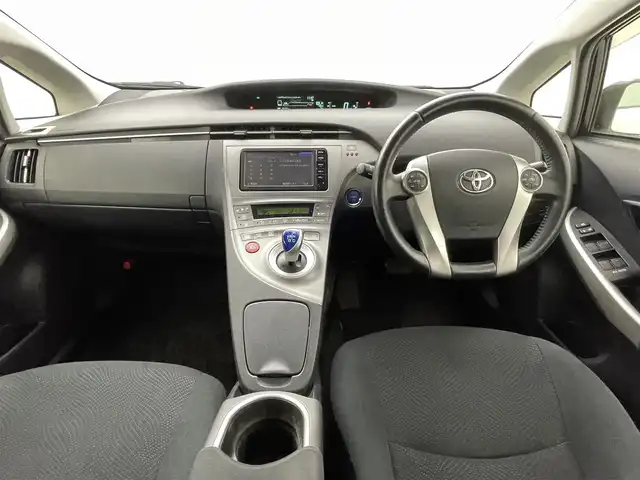 トヨタ プリウス S 愛知県 2015(平27)年 7.7万km ホワイトパールクリスタルシャイン 純正ナビNSCP-W64（ＣＤ・ＤＶＤ・フルセグ・ＢＴ・ＳＤ・ＡＵＸ）/バックカメラ　/ビルトインＥＴＣ　/横滑り防止　/盗難防止装置　/電動格納ミラー　/オートライト　/ＨＩＤライト　/スマートキー　/プッシュスタート