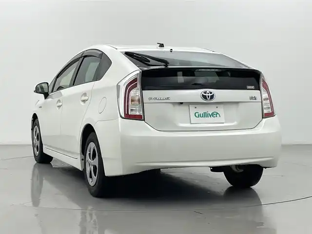 トヨタ プリウス S 愛知県 2015(平27)年 7.7万km ホワイトパールクリスタルシャイン 純正ナビNSCP-W64（ＣＤ・ＤＶＤ・フルセグ・ＢＴ・ＳＤ・ＡＵＸ）/バックカメラ　/ビルトインＥＴＣ　/横滑り防止　/盗難防止装置　/電動格納ミラー　/オートライト　/ＨＩＤライト　/スマートキー　/プッシュスタート