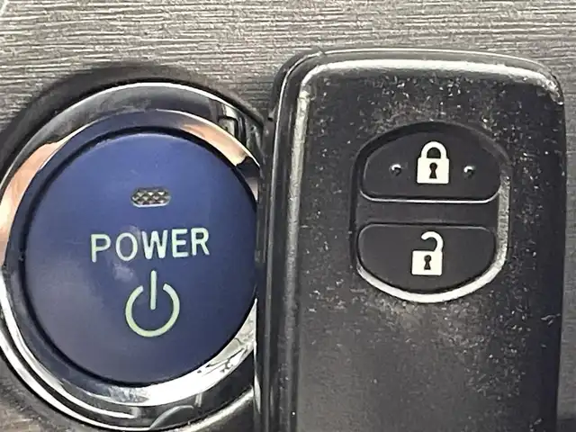 トヨタ プリウス S 愛知県 2015(平27)年 7.7万km ホワイトパールクリスタルシャイン 純正ナビNSCP-W64（ＣＤ・ＤＶＤ・フルセグ・ＢＴ・ＳＤ・ＡＵＸ）/バックカメラ　/ビルトインＥＴＣ　/横滑り防止　/盗難防止装置　/電動格納ミラー　/オートライト　/ＨＩＤライト　/スマートキー　/プッシュスタート
