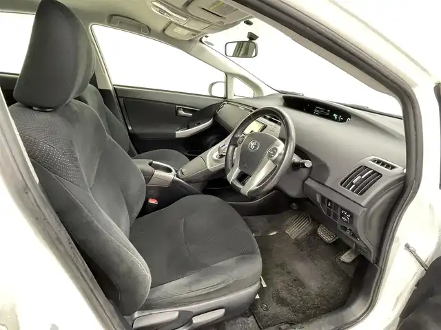 トヨタ プリウス S 愛知県 2015(平27)年 7.7万km ホワイトパールクリスタルシャイン 純正ナビNSCP-W64（ＣＤ・ＤＶＤ・フルセグ・ＢＴ・ＳＤ・ＡＵＸ）/バックカメラ　/ビルトインＥＴＣ　/横滑り防止　/盗難防止装置　/電動格納ミラー　/オートライト　/ＨＩＤライト　/スマートキー　/プッシュスタート