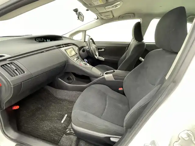 トヨタ プリウス S 愛知県 2015(平27)年 7.7万km ホワイトパールクリスタルシャイン 純正ナビNSCP-W64（ＣＤ・ＤＶＤ・フルセグ・ＢＴ・ＳＤ・ＡＵＸ）/バックカメラ　/ビルトインＥＴＣ　/横滑り防止　/盗難防止装置　/電動格納ミラー　/オートライト　/ＨＩＤライト　/スマートキー　/プッシュスタート
