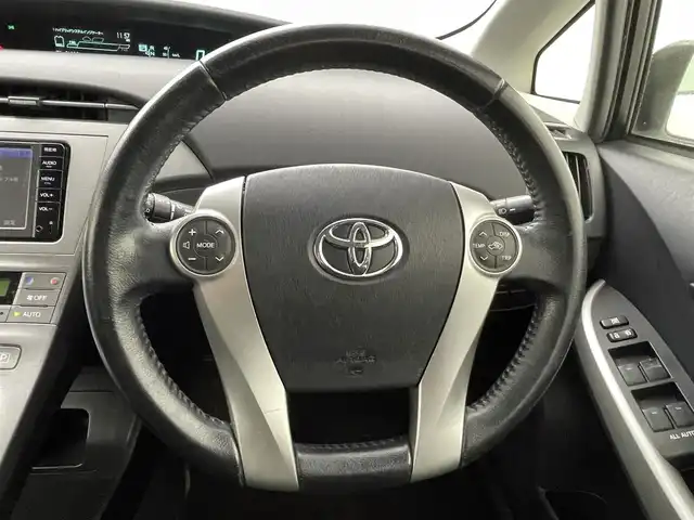 トヨタ プリウス S 愛知県 2015(平27)年 7.7万km ホワイトパールクリスタルシャイン 純正ナビNSCP-W64（ＣＤ・ＤＶＤ・フルセグ・ＢＴ・ＳＤ・ＡＵＸ）/バックカメラ　/ビルトインＥＴＣ　/横滑り防止　/盗難防止装置　/電動格納ミラー　/オートライト　/ＨＩＤライト　/スマートキー　/プッシュスタート