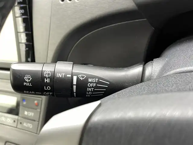 トヨタ プリウス S 愛知県 2015(平27)年 7.7万km ホワイトパールクリスタルシャイン 純正ナビNSCP-W64（ＣＤ・ＤＶＤ・フルセグ・ＢＴ・ＳＤ・ＡＵＸ）/バックカメラ　/ビルトインＥＴＣ　/横滑り防止　/盗難防止装置　/電動格納ミラー　/オートライト　/ＨＩＤライト　/スマートキー　/プッシュスタート