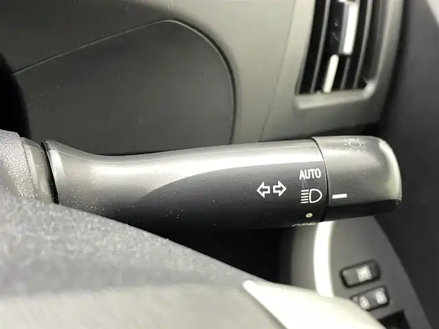 トヨタ プリウス S 愛知県 2015(平27)年 7.7万km ホワイトパールクリスタルシャイン 純正ナビNSCP-W64（ＣＤ・ＤＶＤ・フルセグ・ＢＴ・ＳＤ・ＡＵＸ）/バックカメラ　/ビルトインＥＴＣ　/横滑り防止　/盗難防止装置　/電動格納ミラー　/オートライト　/ＨＩＤライト　/スマートキー　/プッシュスタート
