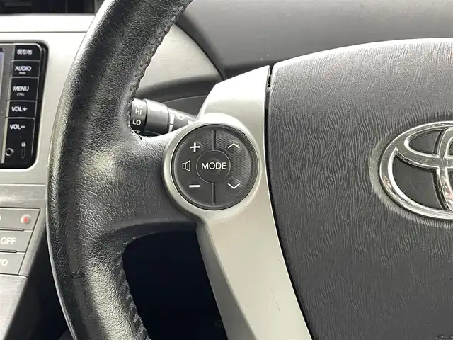トヨタ プリウス S 愛知県 2015(平27)年 7.7万km ホワイトパールクリスタルシャイン 純正ナビNSCP-W64（ＣＤ・ＤＶＤ・フルセグ・ＢＴ・ＳＤ・ＡＵＸ）/バックカメラ　/ビルトインＥＴＣ　/横滑り防止　/盗難防止装置　/電動格納ミラー　/オートライト　/ＨＩＤライト　/スマートキー　/プッシュスタート