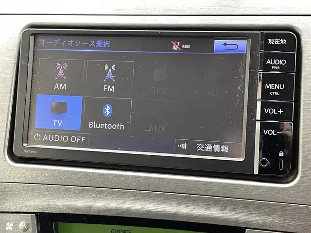 トヨタ プリウス S 愛知県 2015(平27)年 7.7万km ホワイトパールクリスタルシャイン 純正ナビNSCP-W64（ＣＤ・ＤＶＤ・フルセグ・ＢＴ・ＳＤ・ＡＵＸ）/バックカメラ　/ビルトインＥＴＣ　/横滑り防止　/盗難防止装置　/電動格納ミラー　/オートライト　/ＨＩＤライト　/スマートキー　/プッシュスタート