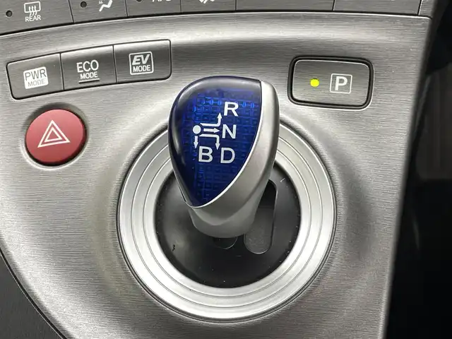 トヨタ プリウス S 愛知県 2015(平27)年 7.7万km ホワイトパールクリスタルシャイン 純正ナビNSCP-W64（ＣＤ・ＤＶＤ・フルセグ・ＢＴ・ＳＤ・ＡＵＸ）/バックカメラ　/ビルトインＥＴＣ　/横滑り防止　/盗難防止装置　/電動格納ミラー　/オートライト　/ＨＩＤライト　/スマートキー　/プッシュスタート