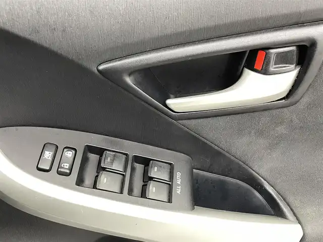 トヨタ プリウス S 愛知県 2015(平27)年 7.7万km ホワイトパールクリスタルシャイン 純正ナビNSCP-W64（ＣＤ・ＤＶＤ・フルセグ・ＢＴ・ＳＤ・ＡＵＸ）/バックカメラ　/ビルトインＥＴＣ　/横滑り防止　/盗難防止装置　/電動格納ミラー　/オートライト　/ＨＩＤライト　/スマートキー　/プッシュスタート