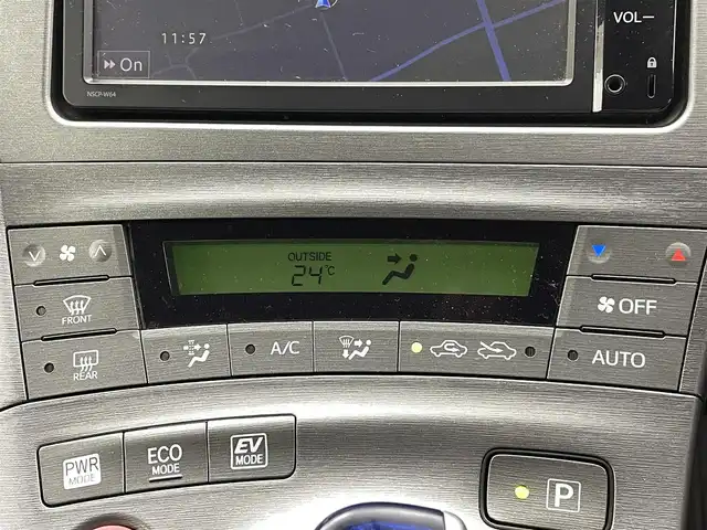 トヨタ プリウス S 愛知県 2015(平27)年 7.7万km ホワイトパールクリスタルシャイン 純正ナビNSCP-W64（ＣＤ・ＤＶＤ・フルセグ・ＢＴ・ＳＤ・ＡＵＸ）/バックカメラ　/ビルトインＥＴＣ　/横滑り防止　/盗難防止装置　/電動格納ミラー　/オートライト　/ＨＩＤライト　/スマートキー　/プッシュスタート