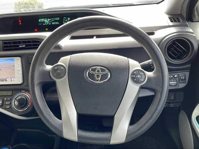トヨタ アクア S 高知県 2013(平25)年 18.1万km ブラックマイカ 純正ナビ/・Bluetooth/・CD/バックカメラ/ETC/スペアキー