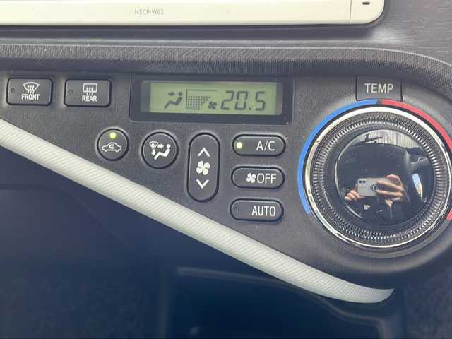 トヨタ アクア S 高知県 2013(平25)年 18.1万km ブラックマイカ 純正ナビ/・Bluetooth/・CD/バックカメラ/ETC/スペアキー
