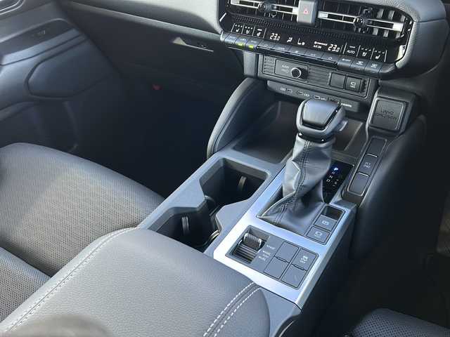 トヨタ ランドクルーザー ２５０ VX 鳥取県 2024(令6)年 0.1万km プラチナホワイトパールマイカ ワンオーナー/登録２０８KM/スマートキーx2個/7人乗り/サンルーフ/ブラックレザー/電子トランスファ４WD/パワーテールゲート/全方位カメラ/メーカーナビゲーション/フルセグ・Bluetooth/ミラーキャスト・HDMI/ドライバー異常対応システム/インテリジェントソナー/プリクラッシュセーフティ/ブラインドスポット/レーンデパーチャー/アダクティブクルーズ/オートハイビーム/フルスクリーンメーター/3ゾーンオートエアコン/前席パワーシート/前席エアーシート・ヒーター/LEDヘッドライト/LEDフォグライト/トノカバー/リアスポイラー/オートリトラクトミラー/ビルトイン２０ETC