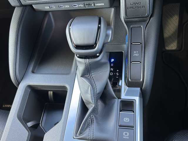 トヨタ ランドクルーザー ２５０ VX 鳥取県 2024(令6)年 0.1万km プラチナホワイトパールマイカ ワンオーナー/登録２０８KM/スマートキーx2個/7人乗り/サンルーフ/ブラックレザー/電子トランスファ４WD/パワーテールゲート/全方位カメラ/メーカーナビゲーション/フルセグ・Bluetooth/ミラーキャスト・HDMI/ドライバー異常対応システム/インテリジェントソナー/プリクラッシュセーフティ/ブラインドスポット/レーンデパーチャー/アダクティブクルーズ/オートハイビーム/フルスクリーンメーター/3ゾーンオートエアコン/前席パワーシート/前席エアーシート・ヒーター/LEDヘッドライト/LEDフォグライト/トノカバー/リアスポイラー/オートリトラクトミラー/ビルトイン２０ETC