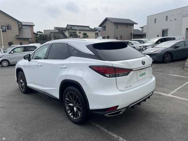 レクサス ＲＸ 300 Fスポーツ 神奈川県 2021(令3)年 1.7万km ホワイトノーヴァガラスフレーク ワンオーナー/赤革シート/パノラマルーフ（チルト＆アウタースライド式）/純正ナビ１２．３インチタッチワイドデイスプレイ/(AM/FM/CD/BT/USB/DTV/Miracast)/パノラミックビューモニター/アイドリングストップ/レクサスセーフティシステム+/・プリクラッシュセーフティ/・レーンチェンジアシスト/・レーントレーシングアシスト/・レーンディパーチャアラート/・レーダークルーズコントロール/・ブレードスキャンアダプティブハイビームシステム/・ロードサインアシスト/・先行車発進告知機能/プッシュスタート/パドルシフト/前後ドライブレコーダー/ヘッドアップディスプレイ/全席シートヒーター/D席/N席エアーシート/D席/N席電動パワーシート/パワーバックドア/ETC2.0ビルトイン/20インチ純正アルミホイール/LEDヘッドライト/スマートキー×2/カードキー×1/新車時手帳/取扱説明書