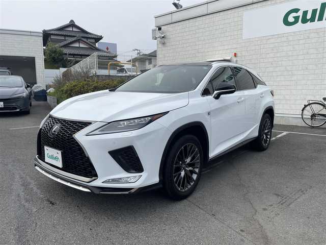 レクサス ＲＸ 300 Fスポーツ 神奈川県 2021(令3)年 1.7万km ホワイトノーヴァガラスフレーク ワンオーナー/赤革シート/パノラマルーフ（チルト＆アウタースライド式）/純正ナビ１２．３インチタッチワイドデイスプレイ/(AM/FM/CD/BT/USB/DTV/Miracast)/パノラミックビューモニター/アイドリングストップ/レクサスセーフティシステム+/・プリクラッシュセーフティ/・レーンチェンジアシスト/・レーントレーシングアシスト/・レーンディパーチャアラート/・レーダークルーズコントロール/・ブレードスキャンアダプティブハイビームシステム/・ロードサインアシスト/・先行車発進告知機能/プッシュスタート/パドルシフト/前後ドライブレコーダー/ヘッドアップディスプレイ/全席シートヒーター/D席/N席エアーシート/D席/N席電動パワーシート/パワーバックドア/ETC2.0ビルトイン/20インチ純正アルミホイール/LEDヘッドライト/スマートキー×2/カードキー×1/新車時手帳/取扱説明書