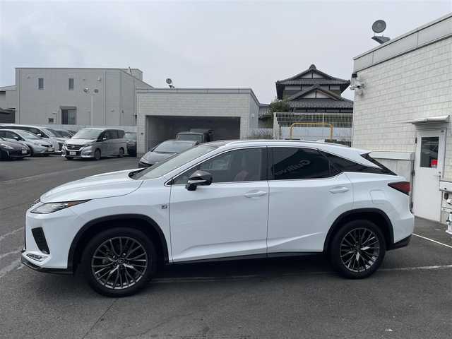 レクサス ＲＸ 300 Fスポーツ 神奈川県 2021(令3)年 1.7万km ホワイトノーヴァガラスフレーク ワンオーナー/赤革シート/パノラマルーフ（チルト＆アウタースライド式）/純正ナビ１２．３インチタッチワイドデイスプレイ/(AM/FM/CD/BT/USB/DTV/Miracast)/パノラミックビューモニター/アイドリングストップ/レクサスセーフティシステム+/・プリクラッシュセーフティ/・レーンチェンジアシスト/・レーントレーシングアシスト/・レーンディパーチャアラート/・レーダークルーズコントロール/・ブレードスキャンアダプティブハイビームシステム/・ロードサインアシスト/・先行車発進告知機能/プッシュスタート/パドルシフト/前後ドライブレコーダー/ヘッドアップディスプレイ/全席シートヒーター/D席/N席エアーシート/D席/N席電動パワーシート/パワーバックドア/ETC2.0ビルトイン/20インチ純正アルミホイール/LEDヘッドライト/スマートキー×2/カードキー×1/新車時手帳/取扱説明書