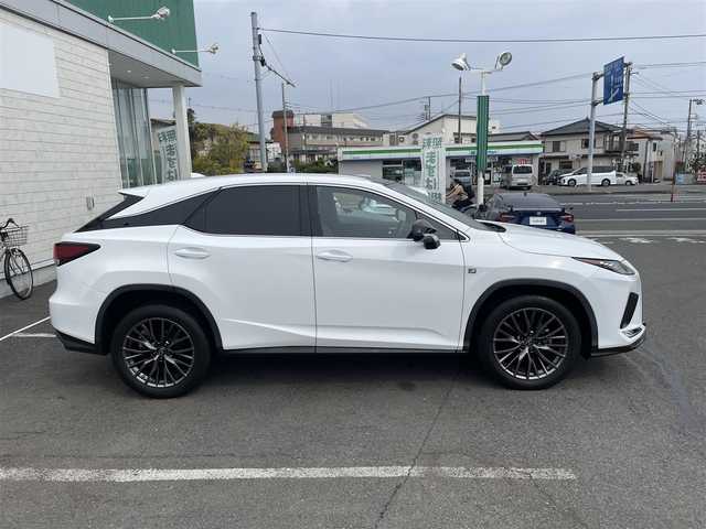 レクサス ＲＸ 300 Fスポーツ 神奈川県 2021(令3)年 1.7万km ホワイトノーヴァガラスフレーク ワンオーナー/赤革シート/パノラマルーフ（チルト＆アウタースライド式）/純正ナビ１２．３インチタッチワイドデイスプレイ/(AM/FM/CD/BT/USB/DTV/Miracast)/パノラミックビューモニター/アイドリングストップ/レクサスセーフティシステム+/・プリクラッシュセーフティ/・レーンチェンジアシスト/・レーントレーシングアシスト/・レーンディパーチャアラート/・レーダークルーズコントロール/・ブレードスキャンアダプティブハイビームシステム/・ロードサインアシスト/・先行車発進告知機能/プッシュスタート/パドルシフト/前後ドライブレコーダー/ヘッドアップディスプレイ/全席シートヒーター/D席/N席エアーシート/D席/N席電動パワーシート/パワーバックドア/ETC2.0ビルトイン/20インチ純正アルミホイール/LEDヘッドライト/スマートキー×2/カードキー×1/新車時手帳/取扱説明書