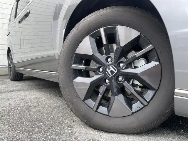 ホンダ ステップワゴン スパーダ eHEV 福岡県 2024(令6)年 0.8万km スーパープラチナグレーメタリック 純正11.4型SDナビ(フルセグTV/CD/DVD/BT)全方位モニターレーダークルコンホンダセンシングコーナーセンサー前後ドラレコBSM両側電動パワスラETCデジタルインナーミラーシートヒーターUSBポート電動リアゲート純正LEDヘッドライト純正16インチアルミホイール純正フロアマット