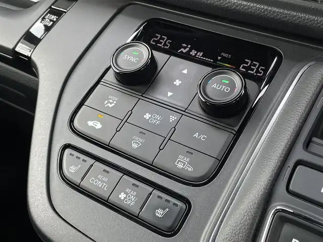 ホンダ ステップワゴン スパーダ eHEV 福岡県 2024(令6)年 0.8万km スーパープラチナグレーメタリック 純正11.4型SDナビ(フルセグTV/CD/DVD/BT)全方位モニターレーダークルコンホンダセンシングコーナーセンサー前後ドラレコBSM両側電動パワスラETCデジタルインナーミラーシートヒーターUSBポート電動リアゲート純正LEDヘッドライト純正16インチアルミホイール純正フロアマット