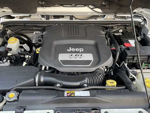 クライスラー・ジープ ジープ ラングラー アンリミテッド スポーツ 岩手県 2013(平25)年 11.1万km 白 ナビ　バックカメラ　サイドカメラ　ＣＤ／ＤＶＤ再生　フルセグ　ＥＴＣ　クルーズコントロール　純正１７ＡＷ　リモコンキー　純正フロアマット　ダウンヒルアシスト　背面タイヤ　スペアキー　ＭＴモード付ＡＴ