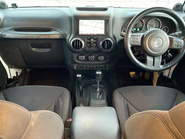 クライスラー・ジープ ジープ ラングラー アンリミテッド スポーツ 岩手県 2013(平25)年 11.1万km 白 ナビ　バックカメラ　サイドカメラ　ＣＤ／ＤＶＤ再生　フルセグ　ＥＴＣ　クルーズコントロール　純正１７ＡＷ　リモコンキー　純正フロアマット　ダウンヒルアシスト　背面タイヤ　スペアキー　ＭＴモード付ＡＴ