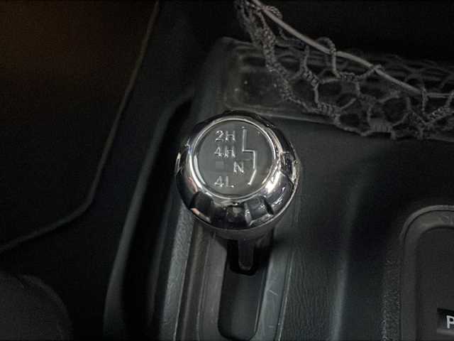 クライスラー・ジープ ジープ ラングラー アンリミテッド スポーツ 岩手県 2013(平25)年 11.1万km 白 ナビ　バックカメラ　サイドカメラ　ＣＤ／ＤＶＤ再生　フルセグ　ＥＴＣ　クルーズコントロール　純正１７ＡＷ　リモコンキー　純正フロアマット　ダウンヒルアシスト　背面タイヤ　スペアキー　ＭＴモード付ＡＴ