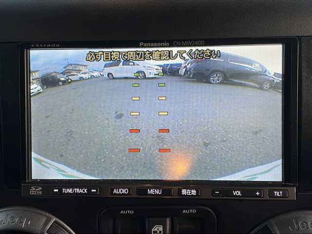 クライスラー・ジープ ジープ ラングラー アンリミテッド スポーツ 岩手県 2013(平25)年 11.1万km 白 ナビ　バックカメラ　サイドカメラ　ＣＤ／ＤＶＤ再生　フルセグ　ＥＴＣ　クルーズコントロール　純正１７ＡＷ　リモコンキー　純正フロアマット　ダウンヒルアシスト　背面タイヤ　スペアキー　ＭＴモード付ＡＴ