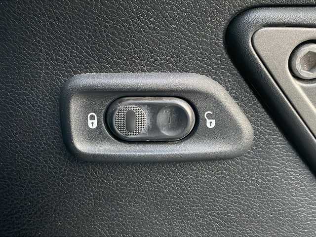 クライスラー・ジープ ジープ ラングラー アンリミテッド スポーツ 岩手県 2013(平25)年 11.1万km 白 ナビ　バックカメラ　サイドカメラ　ＣＤ／ＤＶＤ再生　フルセグ　ＥＴＣ　クルーズコントロール　純正１７ＡＷ　リモコンキー　純正フロアマット　ダウンヒルアシスト　背面タイヤ　スペアキー　ＭＴモード付ＡＴ