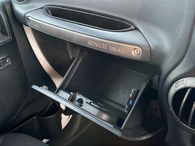 クライスラー・ジープ ジープ ラングラー アンリミテッド スポーツ 岩手県 2013(平25)年 11.1万km 白 ナビ　バックカメラ　サイドカメラ　ＣＤ／ＤＶＤ再生　フルセグ　ＥＴＣ　クルーズコントロール　純正１７ＡＷ　リモコンキー　純正フロアマット　ダウンヒルアシスト　背面タイヤ　スペアキー　ＭＴモード付ＡＴ