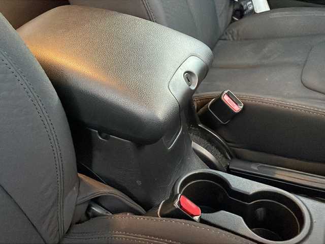 クライスラー・ジープ ジープ ラングラー アンリミテッド スポーツ 岩手県 2013(平25)年 11.1万km 白 ナビ　バックカメラ　サイドカメラ　ＣＤ／ＤＶＤ再生　フルセグ　ＥＴＣ　クルーズコントロール　純正１７ＡＷ　リモコンキー　純正フロアマット　ダウンヒルアシスト　背面タイヤ　スペアキー　ＭＴモード付ＡＴ