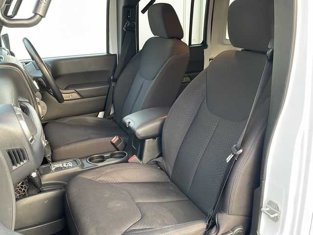 クライスラー・ジープ ジープ ラングラー アンリミテッド スポーツ 岩手県 2013(平25)年 11.1万km 白 ナビ　バックカメラ　サイドカメラ　ＣＤ／ＤＶＤ再生　フルセグ　ＥＴＣ　クルーズコントロール　純正１７ＡＷ　リモコンキー　純正フロアマット　ダウンヒルアシスト　背面タイヤ　スペアキー　ＭＴモード付ＡＴ