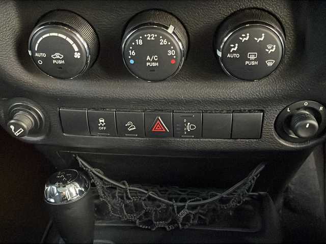 クライスラー・ジープ ジープ ラングラー アンリミテッド スポーツ 岩手県 2013(平25)年 11.1万km 白 ナビ　バックカメラ　サイドカメラ　ＣＤ／ＤＶＤ再生　フルセグ　ＥＴＣ　クルーズコントロール　純正１７ＡＷ　リモコンキー　純正フロアマット　ダウンヒルアシスト　背面タイヤ　スペアキー　ＭＴモード付ＡＴ