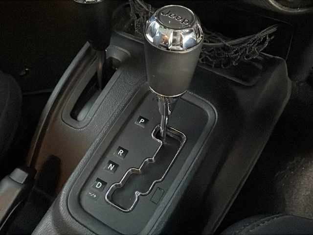 クライスラー・ジープ ジープ ラングラー アンリミテッド スポーツ 岩手県 2013(平25)年 11.1万km 白 ナビ　バックカメラ　サイドカメラ　ＣＤ／ＤＶＤ再生　フルセグ　ＥＴＣ　クルーズコントロール　純正１７ＡＷ　リモコンキー　純正フロアマット　ダウンヒルアシスト　背面タイヤ　スペアキー　ＭＴモード付ＡＴ