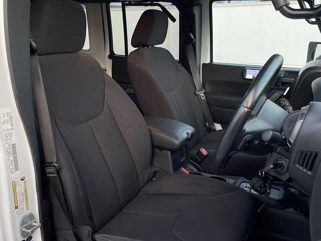 クライスラー・ジープ ジープ ラングラー アンリミテッド スポーツ 岩手県 2013(平25)年 11.1万km 白 ナビ　バックカメラ　サイドカメラ　ＣＤ／ＤＶＤ再生　フルセグ　ＥＴＣ　クルーズコントロール　純正１７ＡＷ　リモコンキー　純正フロアマット　ダウンヒルアシスト　背面タイヤ　スペアキー　ＭＴモード付ＡＴ