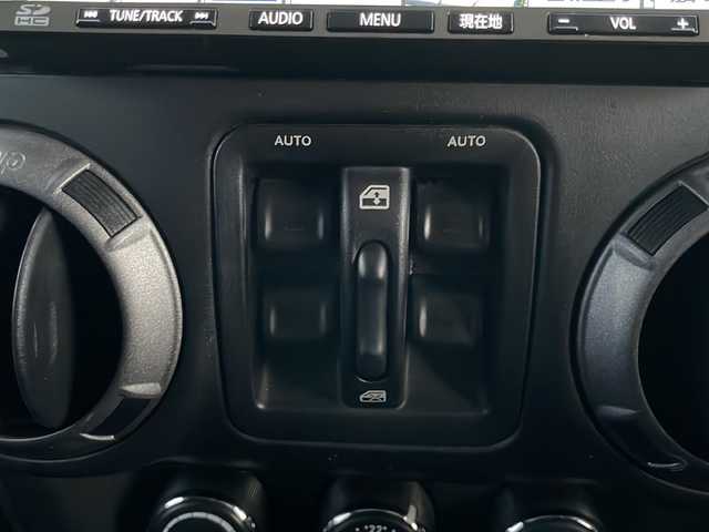 クライスラー・ジープ ジープ ラングラー アンリミテッド スポーツ 岩手県 2013(平25)年 11.1万km 白 ナビ　バックカメラ　サイドカメラ　ＣＤ／ＤＶＤ再生　フルセグ　ＥＴＣ　クルーズコントロール　純正１７ＡＷ　リモコンキー　純正フロアマット　ダウンヒルアシスト　背面タイヤ　スペアキー　ＭＴモード付ＡＴ