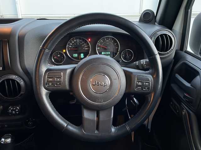 クライスラー・ジープ ジープ ラングラー アンリミテッド スポーツ 岩手県 2013(平25)年 11.1万km 白 ナビ　バックカメラ　サイドカメラ　ＣＤ／ＤＶＤ再生　フルセグ　ＥＴＣ　クルーズコントロール　純正１７ＡＷ　リモコンキー　純正フロアマット　ダウンヒルアシスト　背面タイヤ　スペアキー　ＭＴモード付ＡＴ