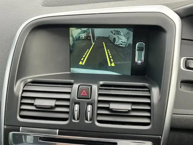 ボルボ ＸＣ６０ T5 Rデザイン 三重県 2015(平27)年 9.2万km パール 安全装備/・シティーセーフティ/・レーンディパーチャーウォーニング/・ブラインドスポットモニター/純正ナビ/・CD/DVD再生・CD録音/・Bluetooth・USB・AUX/♪バックカメラ/♪サイドカメラ/♪革シート/♪D/N席パワーシート(D席メモリ付き)/♪D/N席シートヒーター/♪スマートキー×2/♪プッシュスタート/♪クルーズコントロール/♪アイドリングストップ/♪コーナーセンサー/♪HIDヘッドライト/♪オートライト/♪オートハイビーム/♪リアフォグ/♪ルーフレール/♪オートリトラクタブルミラー/♪ウィンカーミラー/♪革巻ステアリング/♪ステアリングスイッチ/♪パドルシフト/♪フロアマット/♪プライバシーガラス/♪ETC/♪横滑り防止